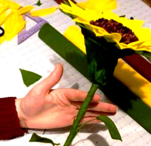 Большие цветы из гофрированной бумаги своими руками с фото и видео