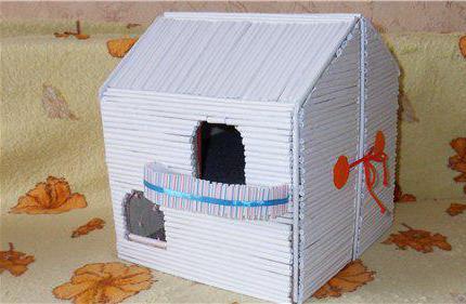  деревенский домик из бумажных трубочек