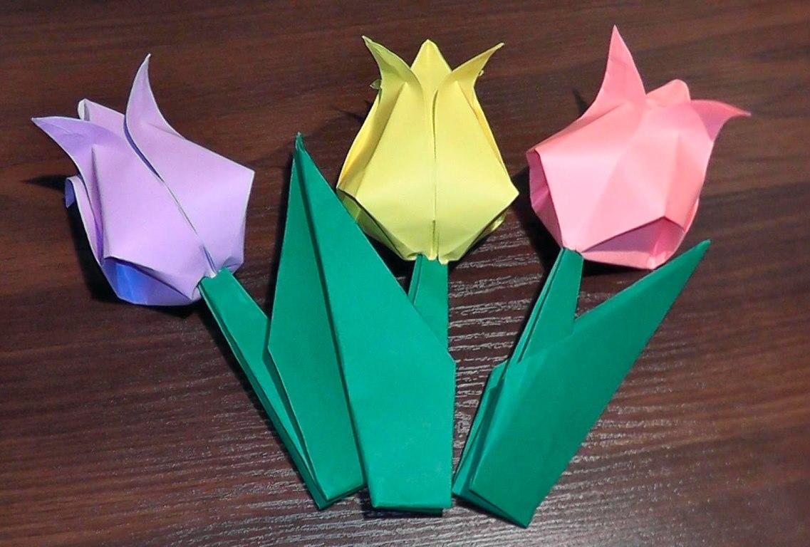 Дополнительно украсить аппликацию можно фигурами, которые изготовлены в технике оригами 