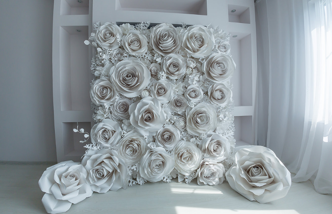 Объемные бумажные цветы отлично подходят в качестве декора, выполненного в честь какого-то праздника 