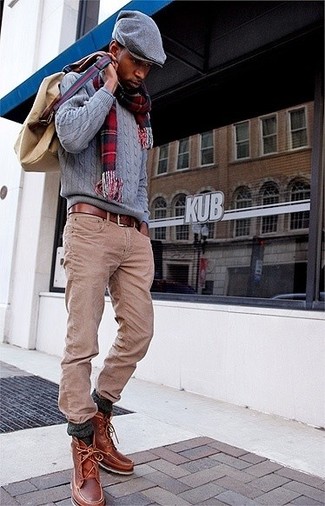Вязаный свитер выигрышно сочетается с светло-коричневыми джинсами. Разнообразить образ и добавить в него немного классики помогут коричневые кожаные повседневные ботинки.