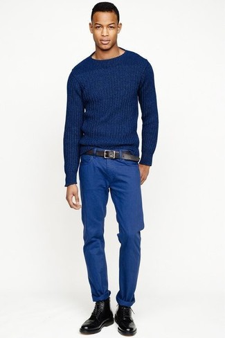 Темно-сине-белый вязаный свитер будет смотреться отлично с синими брюками чинос. Если ты не боишься смешивать разные стили, на ноги можно надеть черные кожаные ботинки броги.