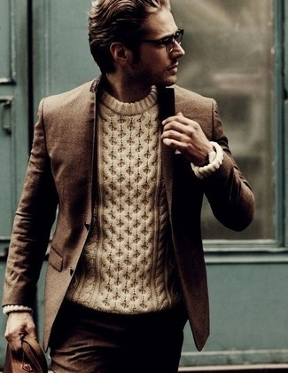 Вязаный свитер и темно-коричневые шерстяные классические брюки помогут создать эффектный образ.