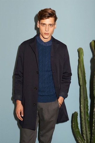 темно-сине-белый вязаный свитер в сочетании с темно-коричневыми классическими брюками поможет реализовать классический мужской стиль.