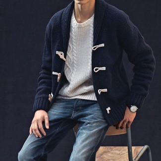 Белый вязаный свитер и темно-синие джинсы — необходимые вещи в гардеробе любителей стиля casual.