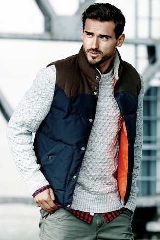 Приверженцам стиля casual должно понравиться сочетание вязаного свитера и серых брюк карго.