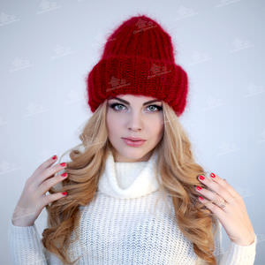 Красная шапка для девушки