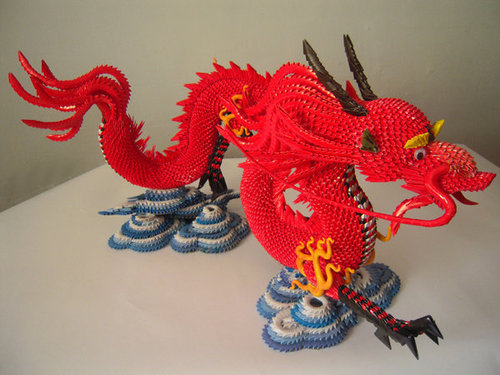 самый красивый красный дракон из 9000 с лишним модулей на подставке