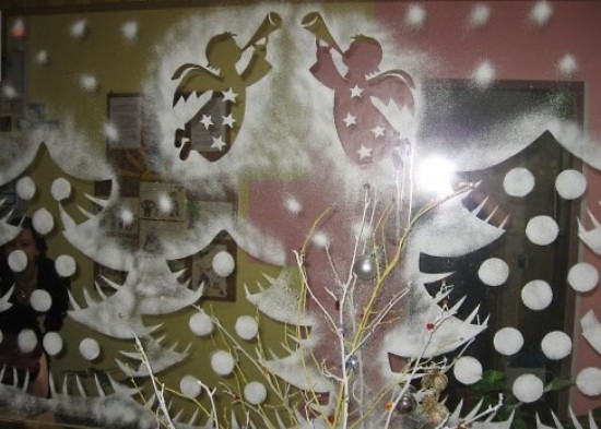 Окна, украшенные искусственным снегом 