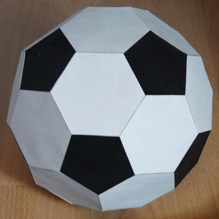 футбольный мяч из бумаги