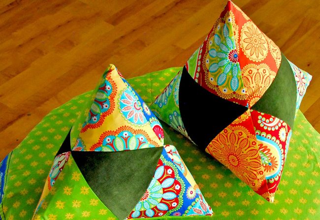 Мягкие подушечки в форме пирамиды, сшитые по технике треугольного пэчворка