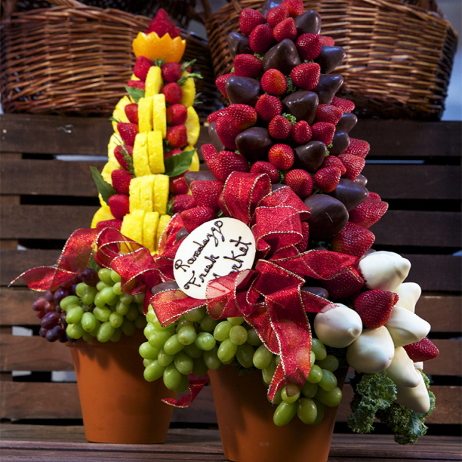 Сладкое украшение из ягод и шоколада для любого праздничного стола