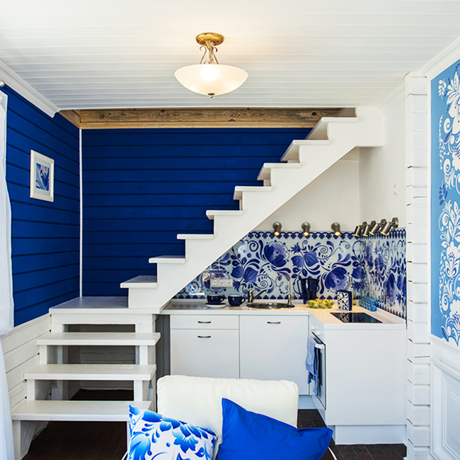 Бело-синяя стилистика популярна для оформления кухни