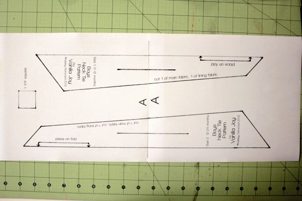 Сшить галстук выкройка. Лекало галстука. Выкройка галстука для девочки. Лекало галстука мужского. Лекала для пошива галстука.