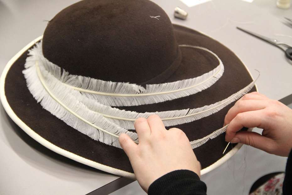 Как почистить шляпу. Пошив шляп. Треуголка пошив шляп. Шляпа из полосок ткани. Сшить шляпку.