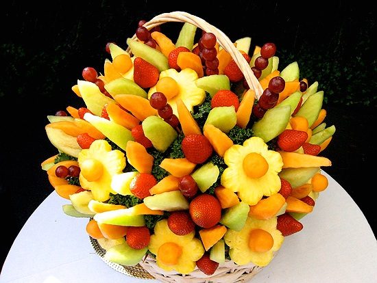 Букет из фруктов цветов и конфет