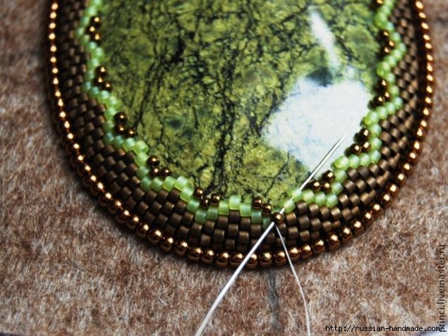 Обшиваем кабашон бисером. Очень красиво (29) (635x477, 205Kb)