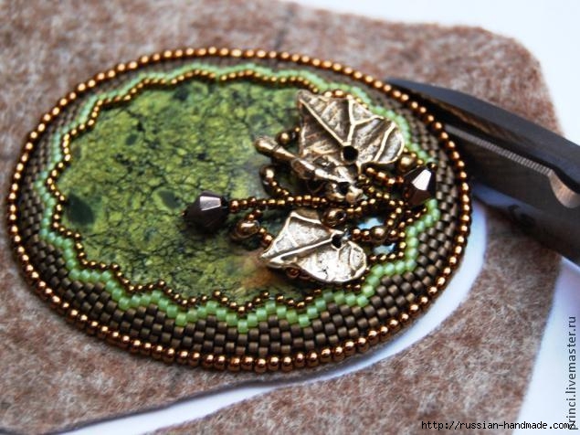 Обшиваем кабашон бисером. Очень красиво (31) (635x476, 193Kb)