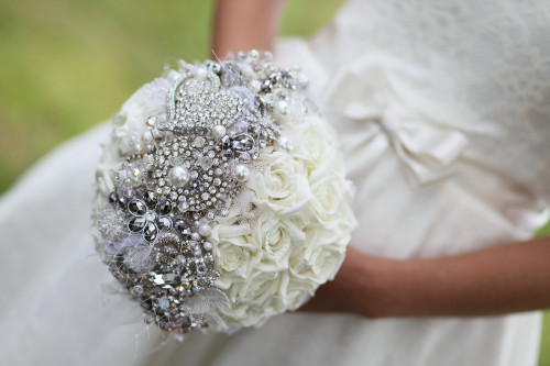 brooch-bridal-bouquet-with-tulle-pearls