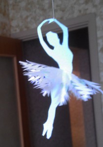 новогодняя снежинка из бумаги-балерина