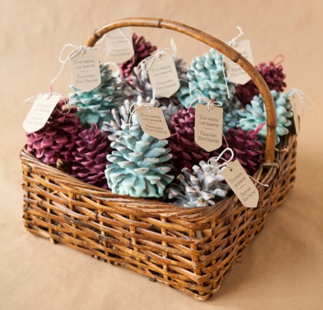 somethingturquoise-diy-pinecone-fire-starter-favors_0001