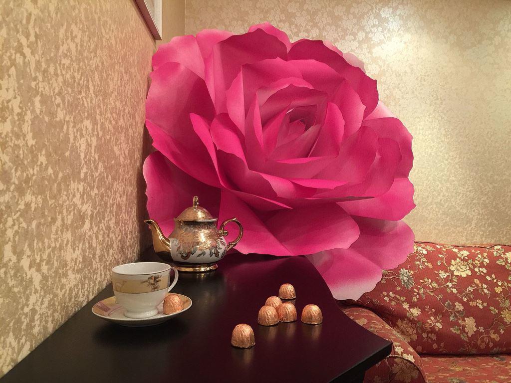 Быстро и оригинально преобразить интерьер гостиной можно при помощи большого и красивого цветка из фоамирана
