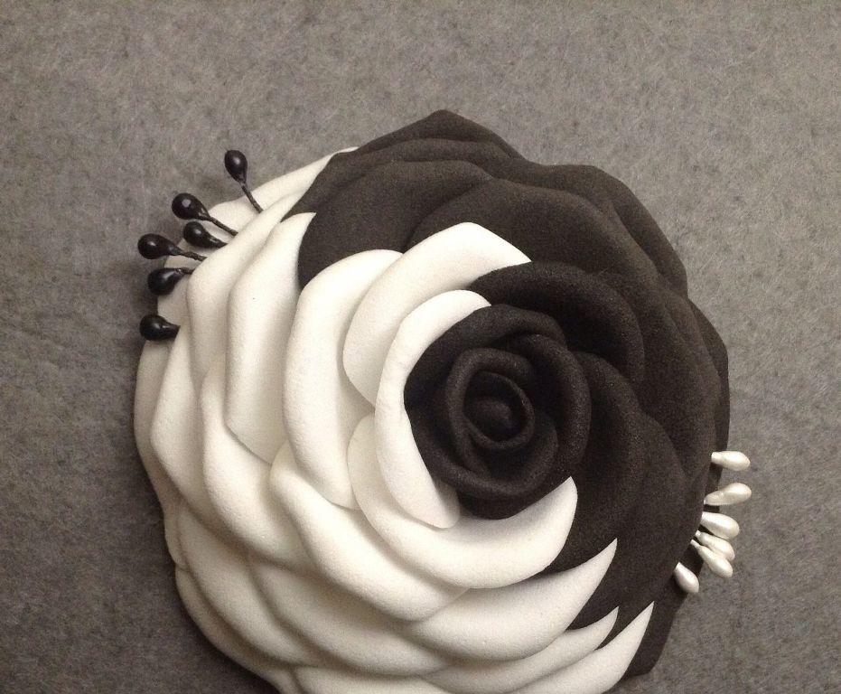 Необычным и оригинальным подарком станет стильная черно-белая роза из фоамирана в стиле инь-янь