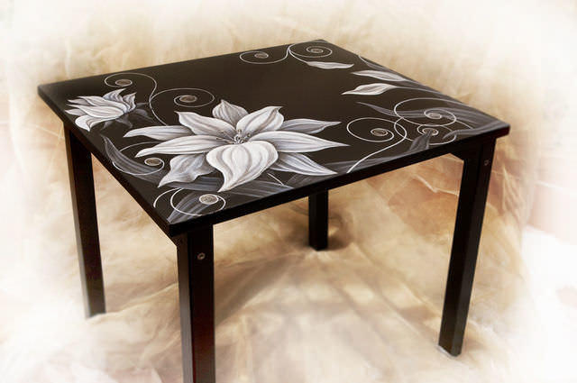 Рисунки цветов являются одним из самых распространенных видов росписи стола на кухне
