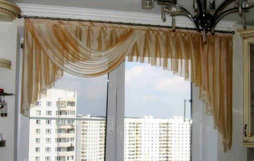 Текстильное оформление кухонного окна может состоять лишь из одного ламбрекена 