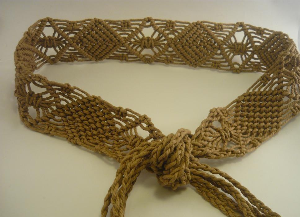 Техника плетения нитями появилась достаточно давно, однако и на сегодняшний день она остается популярной среди рукодельниц