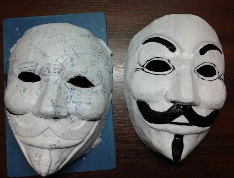 Если у вас имеется старая маска, то ее можно использовать в качестве основы для новой маски из папье-маше