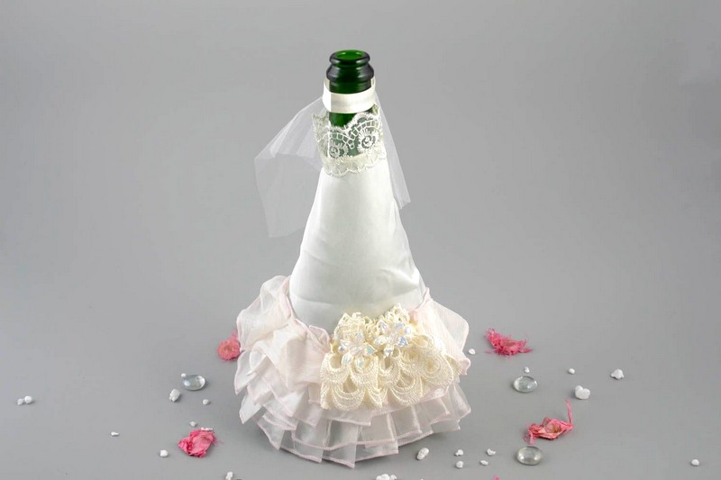 свадебное украшение бутылок на свадьбу