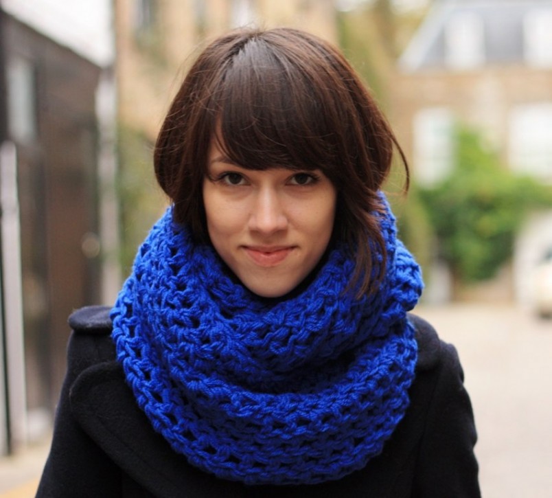 Широкий шарф подойдет для холодной осенней или зимней погоды.