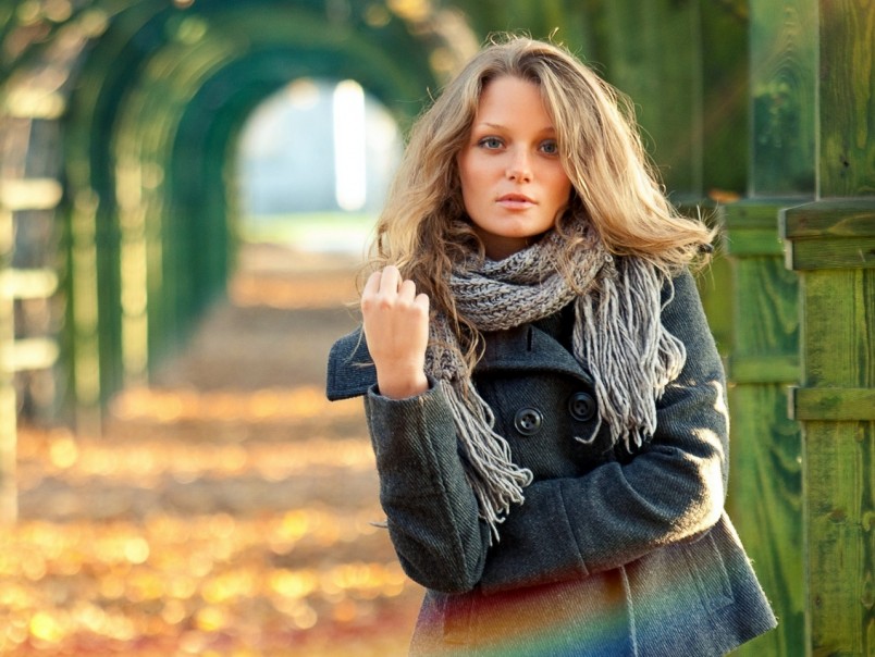 Широкий вязаный шарф хорошо гармонирует с пальто, курткой и даже шубой. 