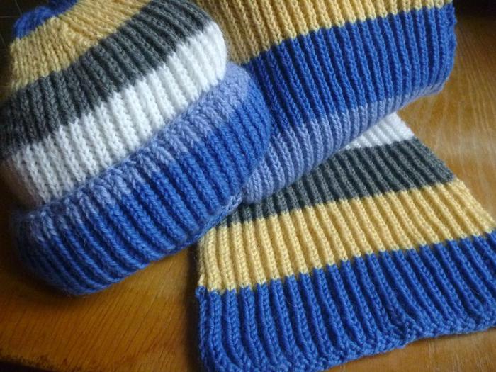 Вязание английской резинкой потребует больше пряжи, но вы почувствуете плотность и пышность связанных вами шапочек и шарфиков.