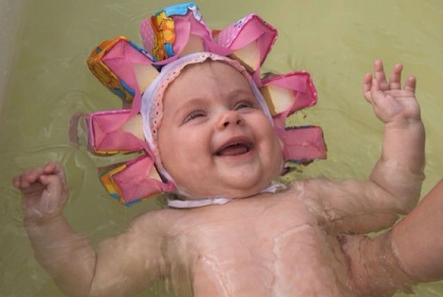 шапочка для купания младенца с пенопластом