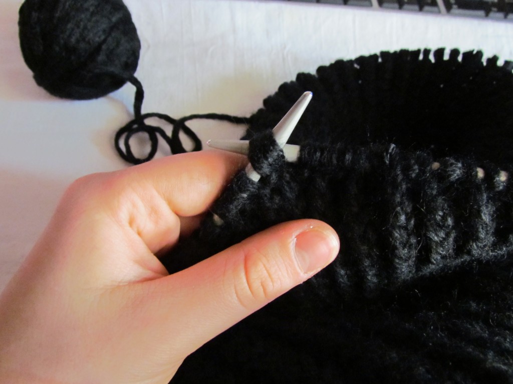 Вязание шарфа-снуда спицами (14)