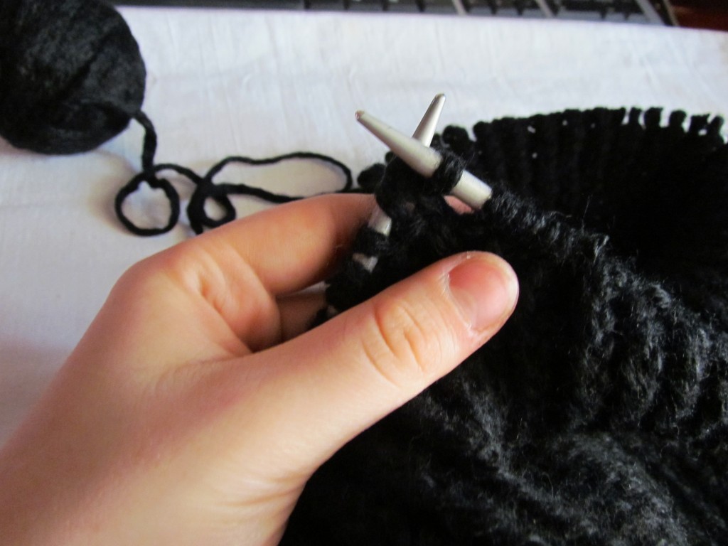 Вязание шарфа-снуда спицами (15)