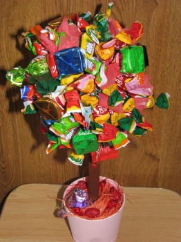 круглое дерево из конфет