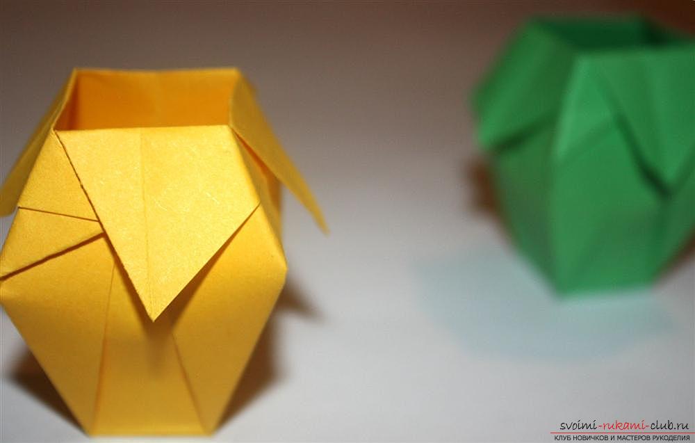 Оригами, изготовление простой вазы из разноцветной бумаги. Фото №1