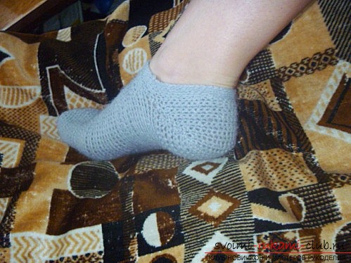 Тёплые красивые носки крючком для начинающих. Фото №9