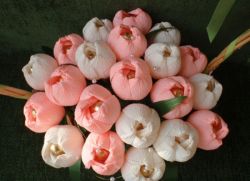 Цветы из гофрированной бумаги с конфетами в корзине