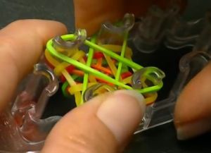 браслеты из резинок на маленьком станке (14)