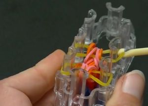 браслеты из резинок на маленьком станке (17)