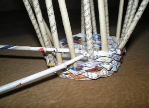 круглая корзина из газетных трубочек3