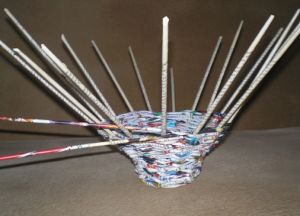 круглая корзина из газетных трубочек4
