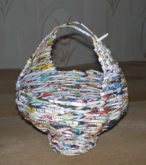 круглая корзина из газетных трубочек6