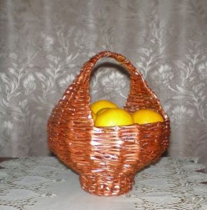 круглая корзина из газетных трубочек7