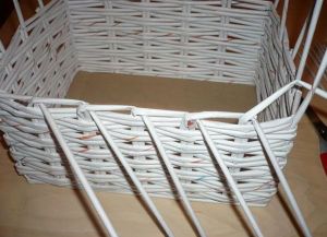 плетение из газет квадратной корзины5