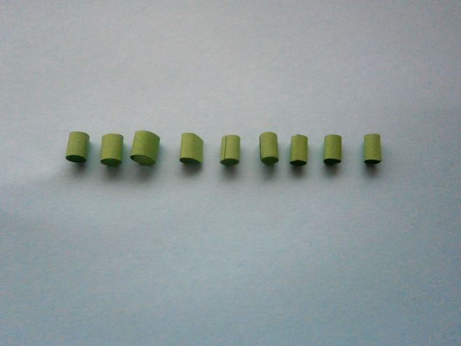  Зеленые детальки свернем в трубочки и склеим